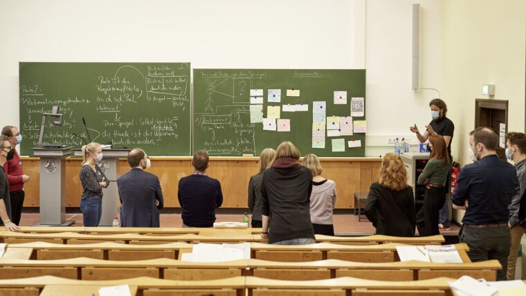 In verschiedenen Workshops stiegen die Teilnehmer in differenzierte Aspekte von Urteilsbildung ein.